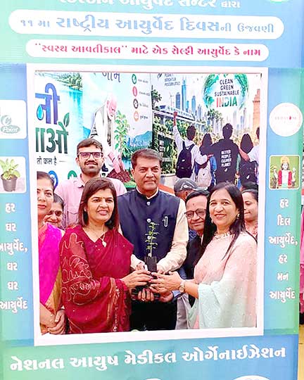 ‘સેલ્ફી વિથ આયુર્વેદિક પ્લાન્ટ’થી ઘરે ઘરે આયુર્વેદનો સંદેશ પહોંચાડાયો 7 6